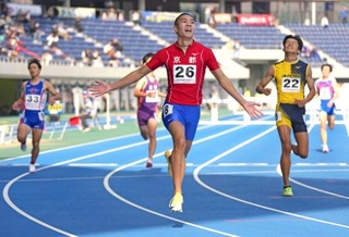 　少年男子Ａの３００メートル障害決勝　優勝した後藤大樹（２６）＝カクヒログループアスレチックスタジアム