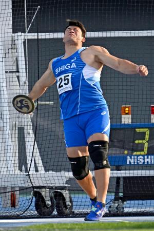 　成年男子円盤投げ　６０メートル１２で優勝した湯上剛輝＝カクヒログループアスレチックスタジアム