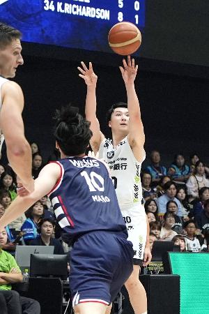 　横浜ＢＣ戦で３点シュートを決める北海道の富永＝横浜ＢＵＮＴＡＩ