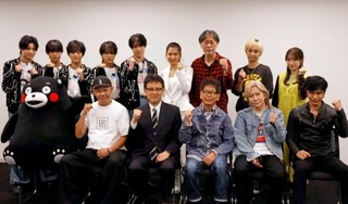 　コンサート前に写真に納まる南こうせつさん（前列中央）、木梨憲武さん（同左端）ら＝１８日午後、熊本市