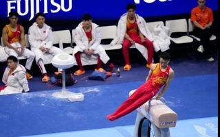 　男子予選　中国の鄒敬園のあん馬＝１８日、ロッテルダム（共同）