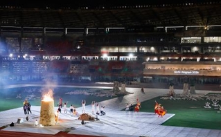 　アジアパラ大会の開会式で、聖火台に火がともされたパロマ瑞穂スタジアム＝１８日