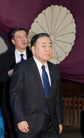 　参拝を終えた自民党の梶山総務会長＝１９日午前、東京・九段北の靖国神社