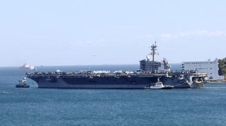 　米海軍横須賀基地を出港する空母セオドア・ルーズベルト＝１９日午前、神奈川県横須賀市