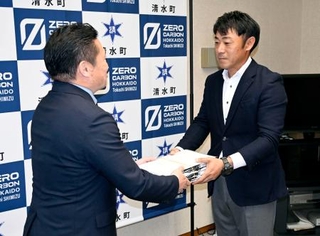 　町名を「十勝清水町」に変更する賛否を問うための住民投票条例案の制定を辻康裕町長（左）に直接請求する有志団体の宮川司代表＝１９日午前、北海道清水町
