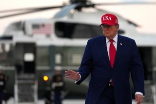 　米ジョージア州で専用ヘリコプターを降りたトランプ大統領＝１６日（ゲッティ＝共同）