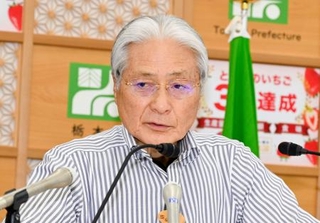 　記者会見する栃木県の福田富一知事＝１９日午後、県庁