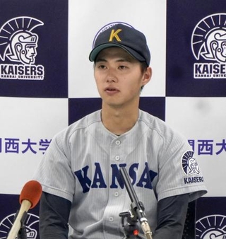 　取材に応じる関大の米沢友翔投手＝１９日、大阪府吹田市