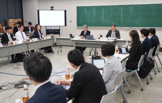 　外国人材受け入れに関する政府の有識者会議＝１９日午後、法務省