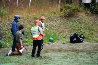 　クマの緊急銃猟を想定した訓練で、流れを確認するハンターら＝１９日午後、東京都奥多摩町
