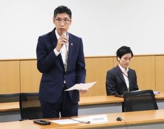 　有識者検討会の初会合であいさつする警察庁の山田好孝生活安全局長＝１９日午後、東京都内