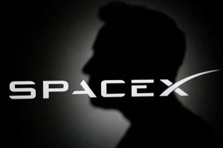 　イーロン・マスク氏のシルエットとスペースＸのロゴ＝６月１１日（ロイター＝共同）