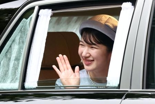 　上皇后美智子さまの９２歳の誕生日を祝うため、仙洞御所に入られる愛子さま＝２０日午前、東京・元赤坂（代表撮影）