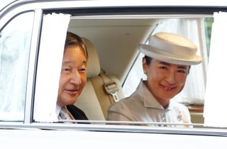 　９２歳の誕生日を迎えた上皇后美智子さまにあいさつするため、仙洞御所に入られる天皇、皇后両陛下＝２０日午前、東京・元赤坂（代表撮影）