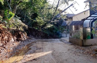 　千葉県四街道市の住宅街に残る土砂＝７日