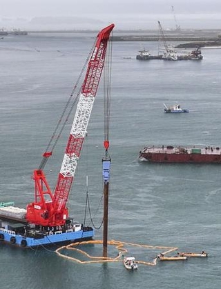 　沖縄県名護市辺野古沖の大浦湾で、くい打ち作業をするクレーン船＝２０２４年８月