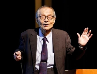 　講演するそ合憲三・東京理科大栄誉教授＝２０日午前、東京都江戸川区