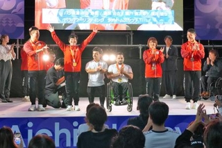 　メダリストとの交流イベントで、歓声に応える柔道女子５２キロ級（全盲）で金メダルに輝いた半谷静香（左から２人目）ら＝２０日夜、名古屋市