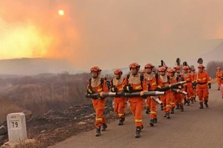 　草原火災が発生したモンゴルとの国境地帯で警戒する中国の消防隊員＝中国内モンゴル自治区（新華社＝共同）