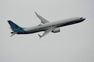 　デモ飛行するボーイングの７３７-１０＝２０２３年６月、パリ近郊（ＡＰ＝共同）