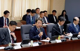 　ＡＩの導入加速に向けた関係府省庁連絡会議の初会合で、あいさつする赤沢経産相（手前左から２人目）＝２１日午前、経産省