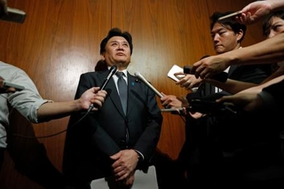 　記者団の取材に答える武部農相＝２１日午前９時、国会
