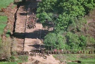 　非武装地帯（ＤＭＺ）で軍用道路の補強作業をする北朝鮮の兵士（韓国軍提供・共同）