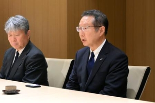　静岡県島田市で染谷絹代市長と面会する中部電力の安井稔社長（右）＝２１日午後