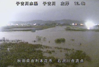 　大雨で増水した秋田県由利本荘市の子吉川のライブカメラ画像＝２１日夜（国交省提供）