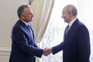 　２１日、ロシアのプーチン大統領（右）と会談したウィットコフ米和平交渉担当特使＝ロシア・サンクトペテルブルク（タス＝共同）