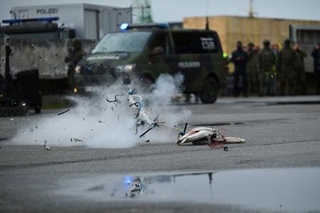 　ドイツ・ハンブルクで実施された軍民連携を確認する演習で、爆発する無人機＝９月（ロイター＝共同）