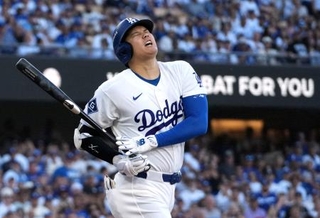 　リーグ優勝決定シリーズのブルワーズ戦で三振に終わり、顔をしかめるドジャースの大谷翔平＝１５日、ロサンゼルス（ロイター＝共同）