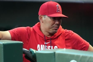 　ベンチから試合を見守るエンゼルスのカート・スズキ監督＝９月、ピッツバーグ（ＡＰ＝共同）