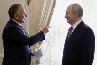 　サンクトペテルブルクで会談に臨むプーチン大統領（右）とウィットコフ米和平交渉担当特使＝２１日（ロシア大統領府提供・ＡＰ＝共同）