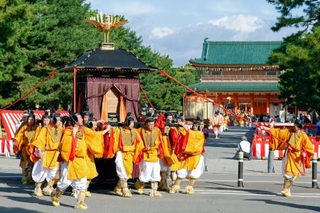 　平安神宮を出発する「時代祭」の神幸列＝２２日午前、京都市