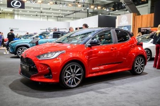 　ブリュッセルで開かれた自動車ショーに展示されたトヨタ自動車の「ヤリス」＝１月（ゲッティ＝共同）