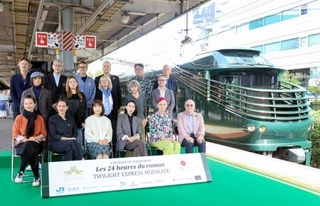 　ＪＲ西日本の「トワイライトエクスプレス瑞風」に乗り込み、協力して小説を書く企画のセレモニーに参加した日仏の著名作家ら＝２２日午前、ＪＲ新大阪駅