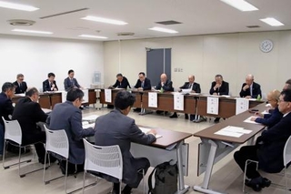 　サケの増殖事業を議論する検討会＝２２日午後、札幌市