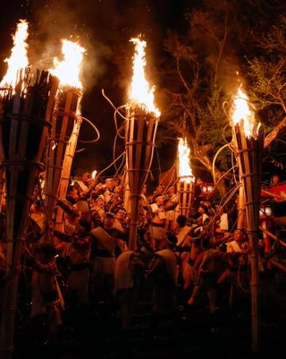 　京都市左京区の由岐神社一帯で行われた奇祭「鞍馬の火祭」＝２２日夜