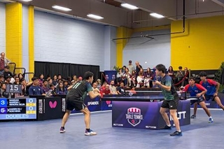 　卓球の米プロリーグ「メジャーリーグ・テーブルテニス」の試合でサーブを放つニューヨーク・スライスの丹羽孝希（手前右）＝１０日、ニューヨーク州プレザントビル（共同）