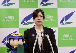 　閣議後に記者会見する小野田経済安保相＝２３日午前、東京都千代田区