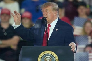 　米中西部アイオワ州スーシティーの集会で演説するトランプ大統領＝２２日（ＡＰ＝共同）