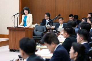 　衆院財務金融委で答弁する片山財務相＝２３日午前