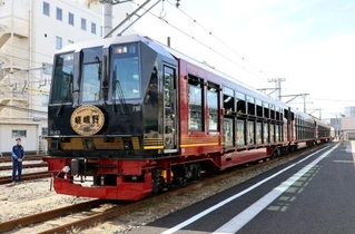 　報道公開された「嵯峨野トロッコ列車」の新型車両＝２３日午前、大阪市