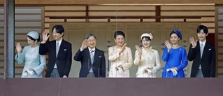 　天皇陛下の６６歳の誕生日を祝う一般参賀で、訪れた人たちに手を振られる天皇、皇后両陛下と愛子さま、秋篠宮ご夫妻と佳子さま、悠仁さま＝２月２３日、宮殿・長和殿