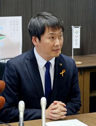 　百条委員会でパワハラ発言が認定され、記者会見する三重県伊賀市の稲森稔尚市長＝２３日午後、伊賀市役所