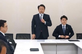 　公明党政治改革本部会合であいさつする西田実仁幹事長（右から２人目）＝２３日午前、国会