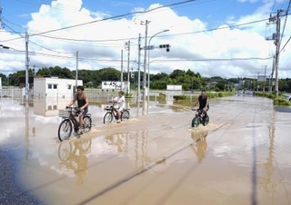　大雨で水に漬かった千葉県大網白里市内＝８月１４日