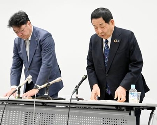 　記者会見で謝罪する岩井コスモホールディングスの沖津嘉昭会長（右）＝２３日午後、大阪市