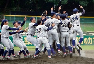 　関西学生野球リーグで優勝を決め、喜ぶ関学大の選手たち＝わかさスタジアム京都